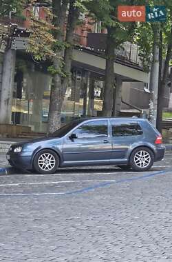 Хэтчбек Volkswagen Golf 2003 в 