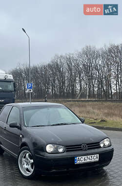Хэтчбек Volkswagen Golf 2000 в 