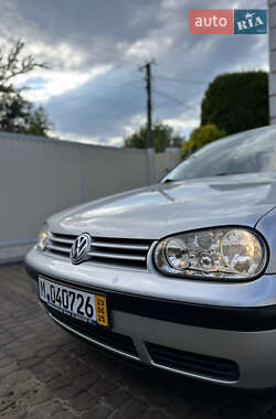 Хэтчбек Volkswagen Golf 2001 в 