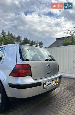 Хэтчбек Volkswagen Golf 2001 в 