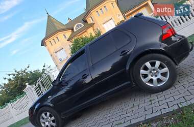 Хэтчбек Volkswagen Golf 2001 в Черновцах