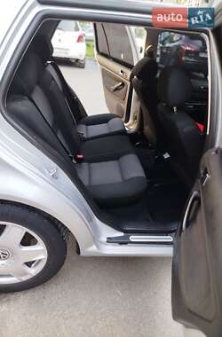 Хетчбек Volkswagen Golf 2001 в 