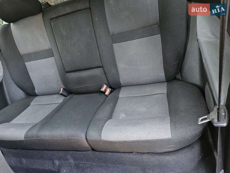 Хэтчбек Volkswagen Golf 2001 в Миргороде