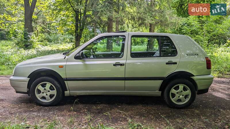 Хэтчбек Volkswagen Golf 1997 в Рогатине