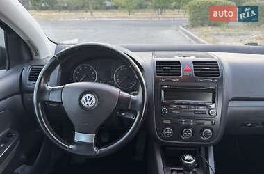 Хетчбек Volkswagen Golf 2009 в 