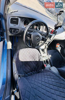 Хэтчбек Volkswagen Golf 2012 в 
