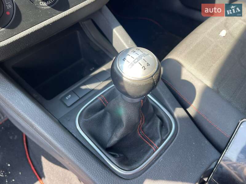 Хэтчбек Volkswagen Golf 2006 в Ужгороде