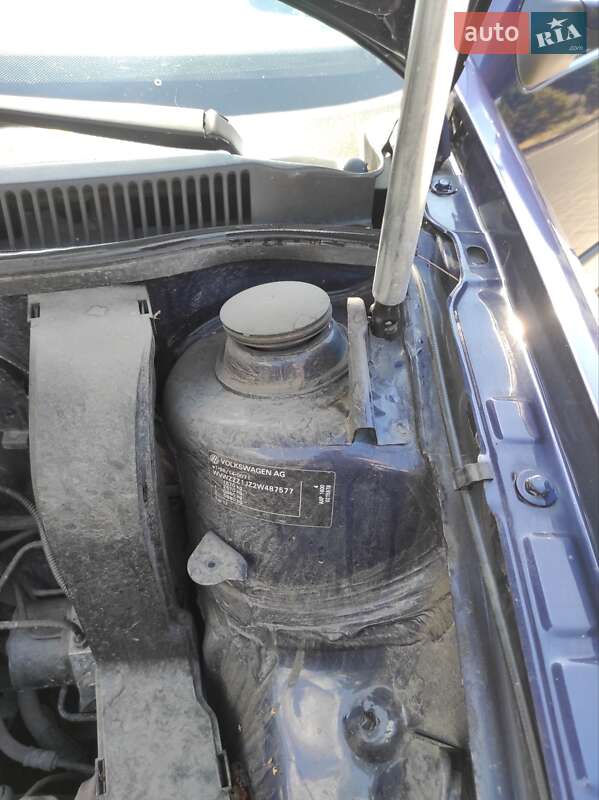 Хэтчбек Volkswagen Golf 2002 в Каменском