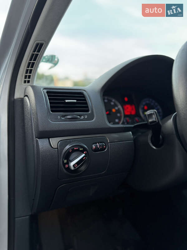 Хетчбек Volkswagen Golf 2005 в Тернополі