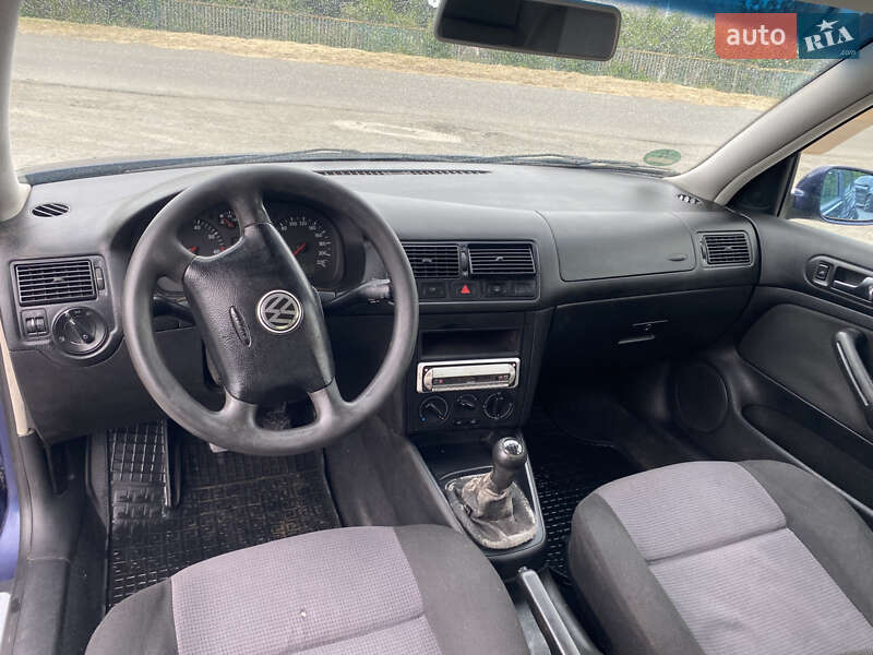 Хетчбек Volkswagen Golf 2001 в Немирові