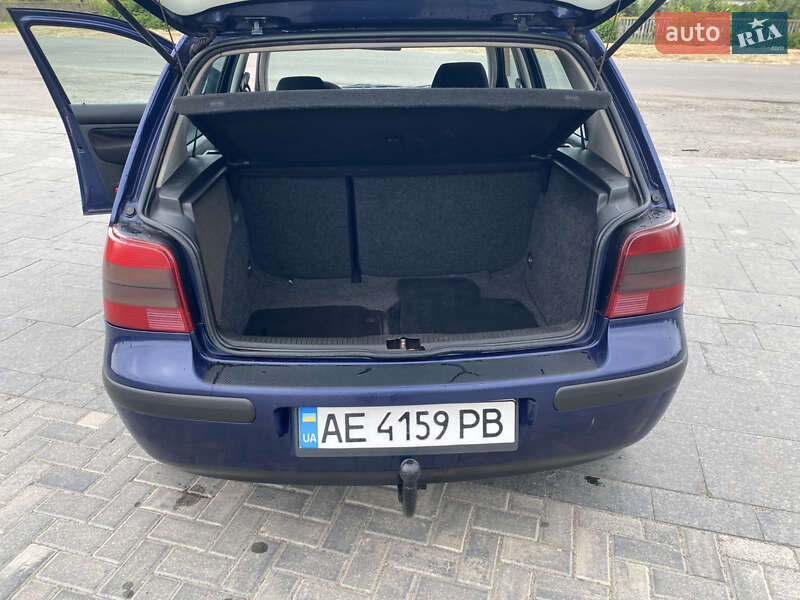 Хетчбек Volkswagen Golf 2001 в Немирові