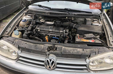 Хэтчбек Volkswagen Golf 2002 в 