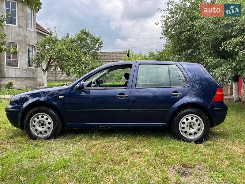 Хэтчбек Volkswagen Golf 2000 в Сарнах