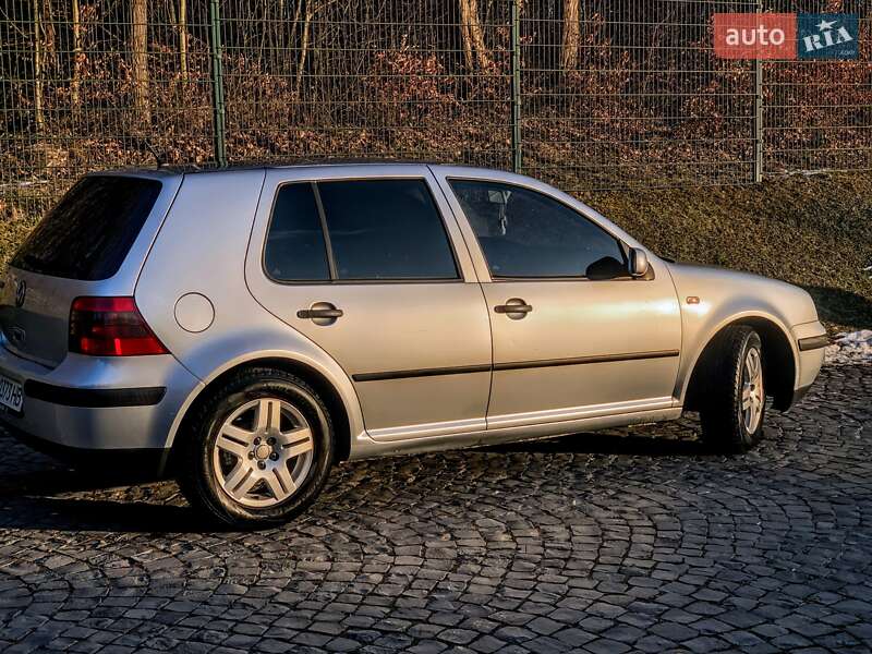 Хетчбек Volkswagen Golf 2003 в Львові