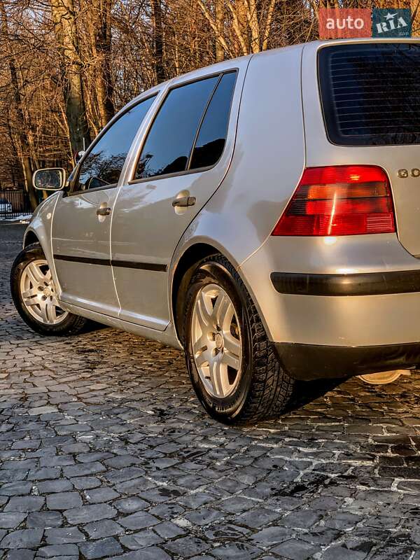 Хетчбек Volkswagen Golf 2003 в Львові