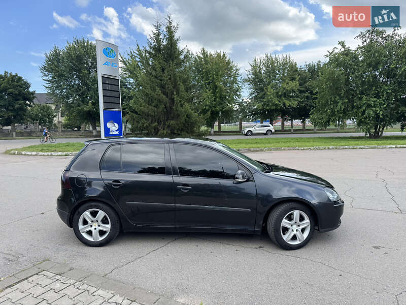 Хэтчбек Volkswagen Golf 2004 в Конотопе