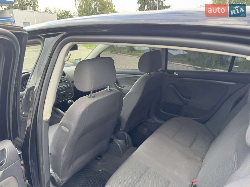 Хэтчбек Volkswagen Golf 2004 в Конотопе