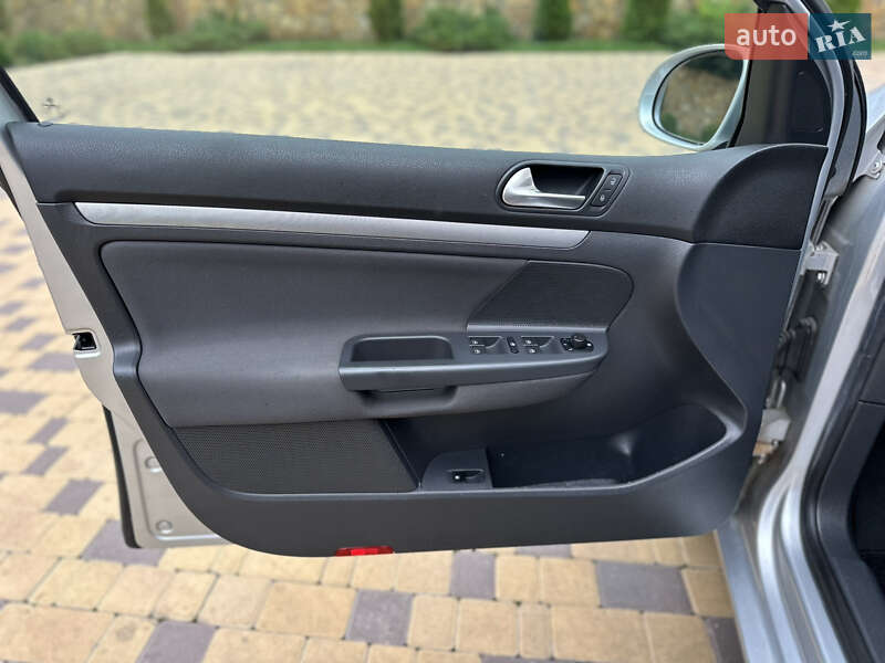 Хэтчбек Volkswagen Golf 2008 в Могилев-Подольске