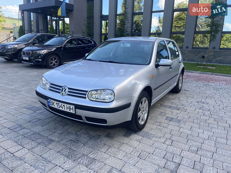 Хэтчбек Volkswagen Golf 2002 в Ровно