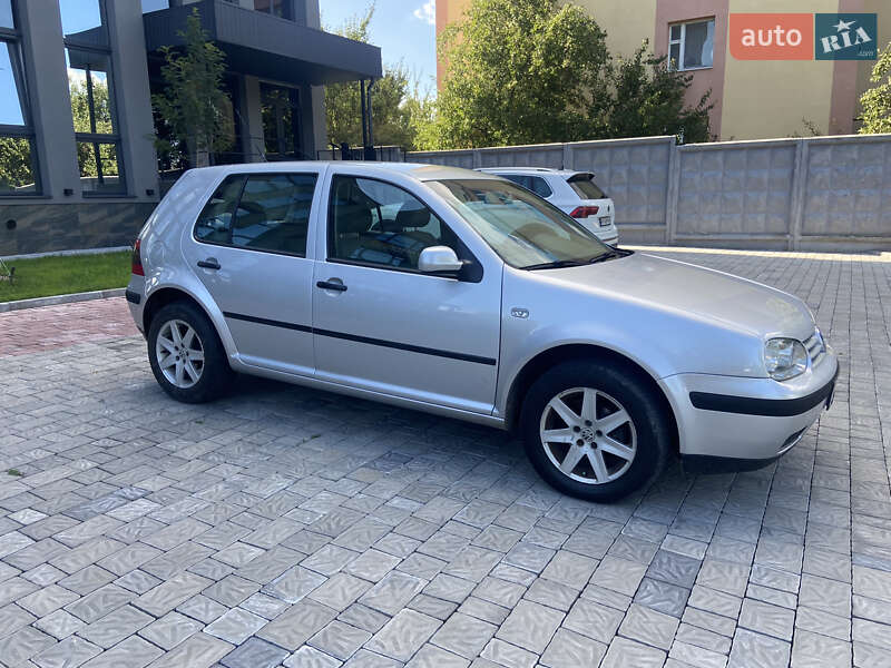 Хэтчбек Volkswagen Golf 2002 в Ровно