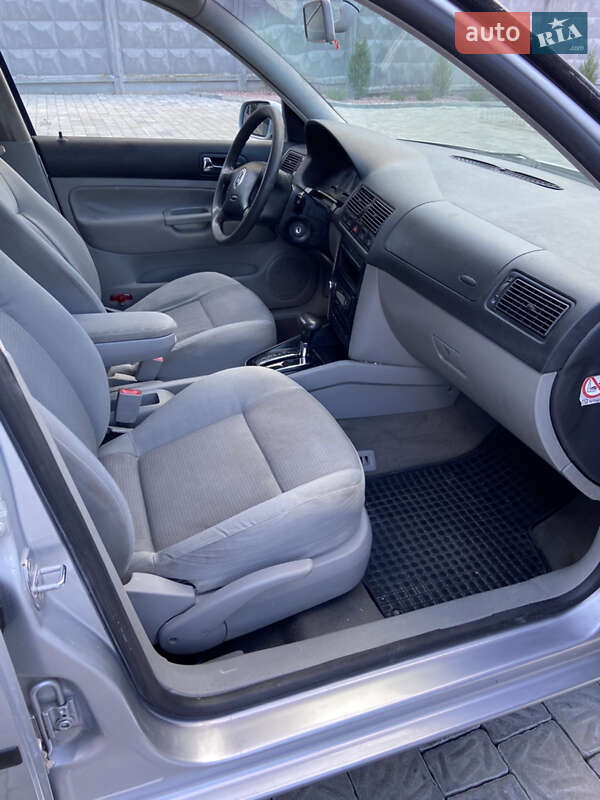 Хэтчбек Volkswagen Golf 2002 в Ровно