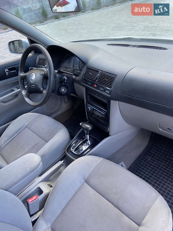 Хэтчбек Volkswagen Golf 2002 в Ровно