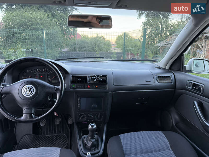 Хэтчбек Volkswagen Golf 2003 в Львове