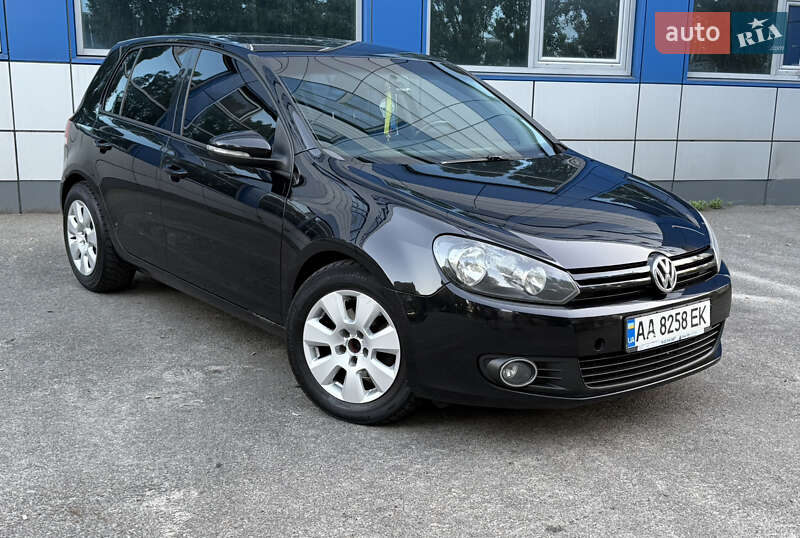 Хэтчбек Volkswagen Golf 2010 в Киеве
