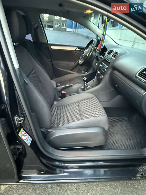 Хэтчбек Volkswagen Golf 2010 в Киеве