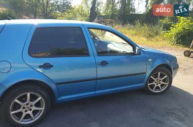 Хэтчбек Volkswagen Golf 2003 в 