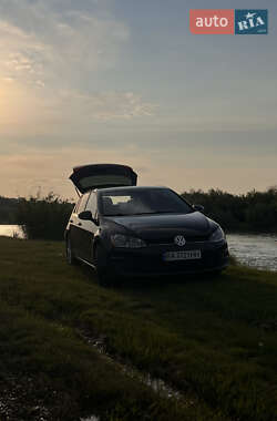 Хетчбек Volkswagen Golf 2015 в Чернівцях