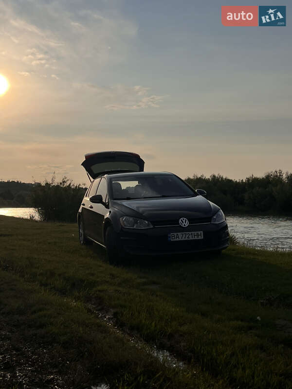 Хетчбек Volkswagen Golf 2015 в Чернівцях