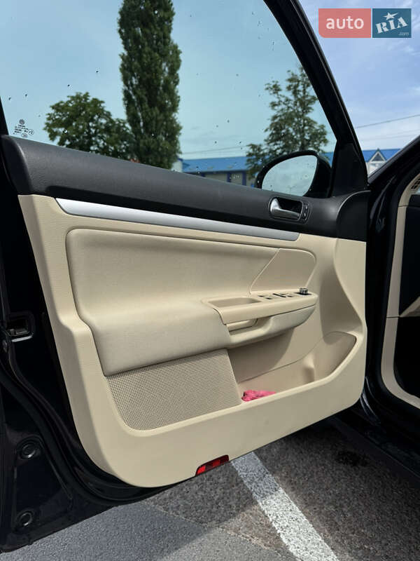 Универсал Volkswagen Golf 2010 в Житомире