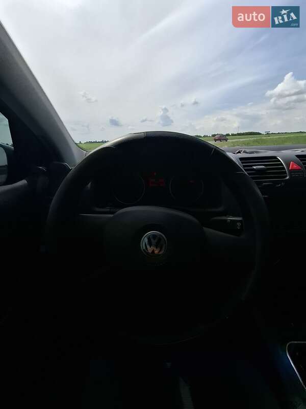 Хетчбек Volkswagen Golf 2005 в Конотопі