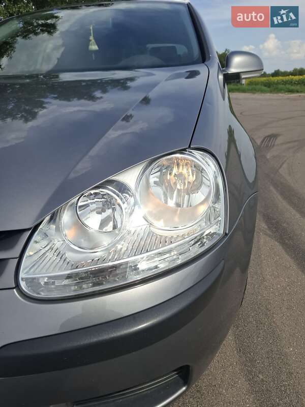 Хетчбек Volkswagen Golf 2005 в Конотопі