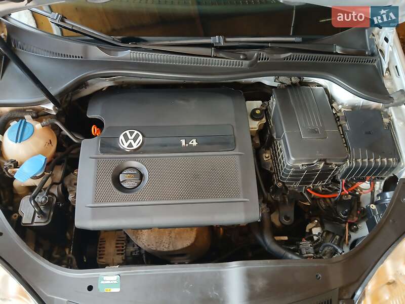 Хэтчбек Volkswagen Golf 2004 в Черновцах