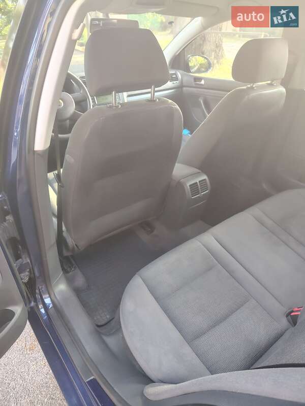 Хетчбек Volkswagen Golf 2004 в Благовіщенську