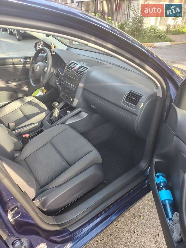 Хетчбек Volkswagen Golf 2004 в Благовіщенську