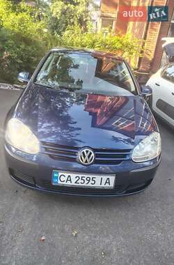 Хэтчбек Volkswagen Golf 2004 в Благовещенском