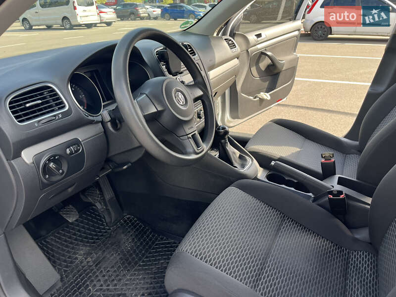 Універсал Volkswagen Golf 2010 в Києві