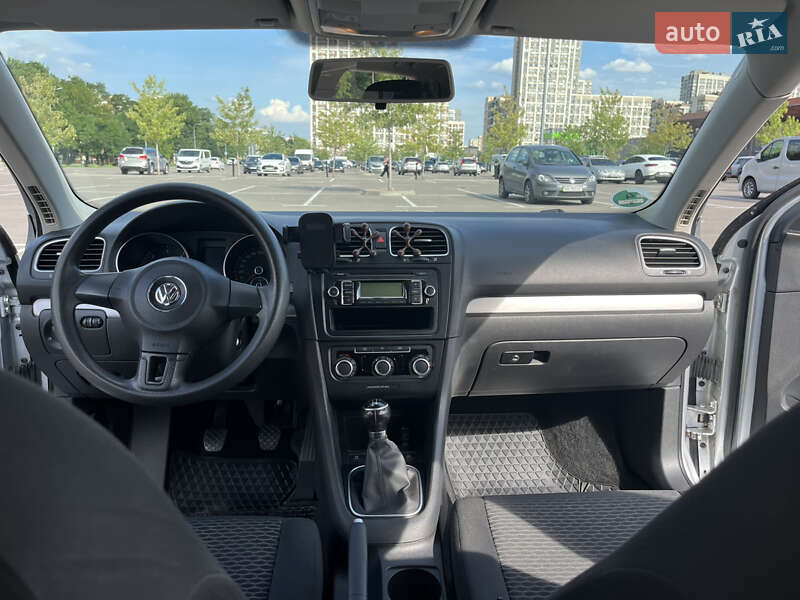 Універсал Volkswagen Golf 2010 в Києві