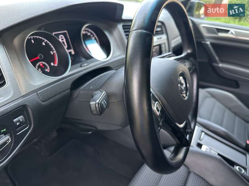 Хэтчбек Volkswagen Golf 2015 в Киеве
