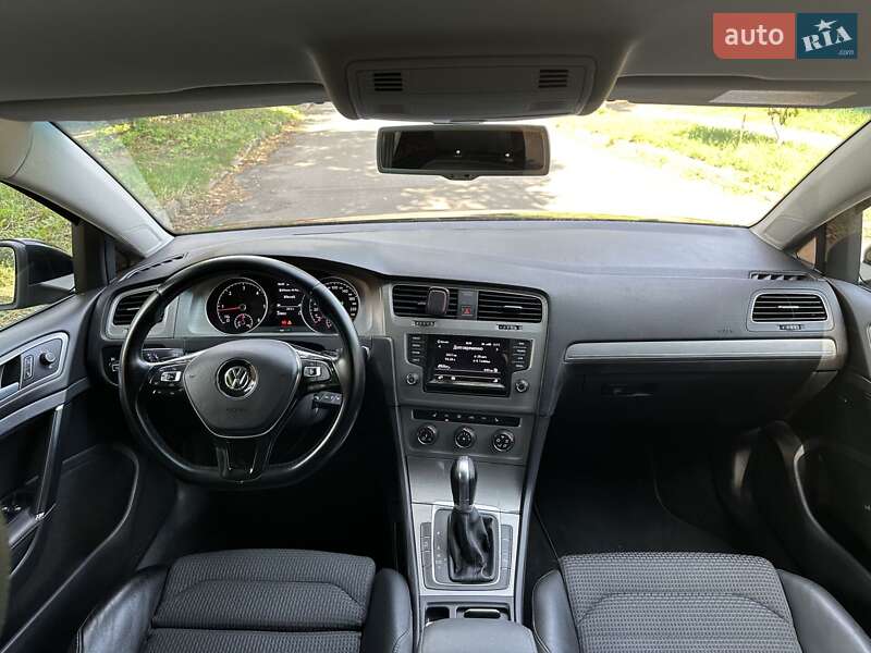 Хэтчбек Volkswagen Golf 2015 в Киеве