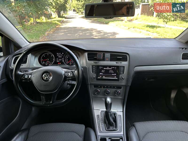 Хэтчбек Volkswagen Golf 2015 в Киеве