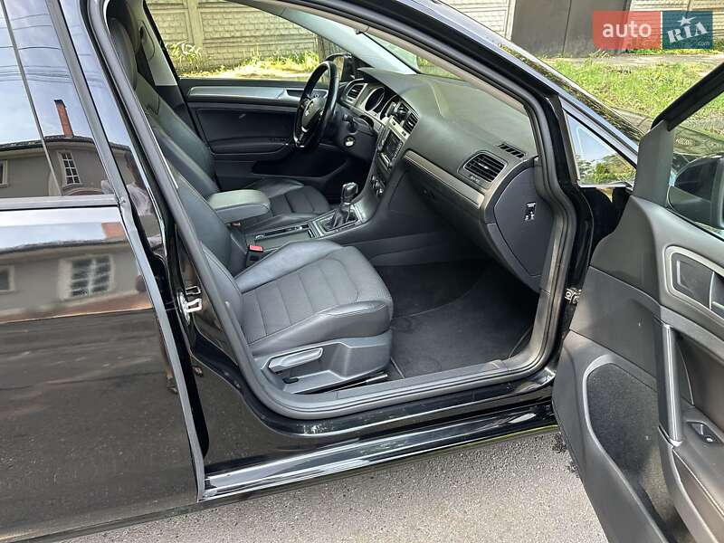 Хэтчбек Volkswagen Golf 2015 в Киеве