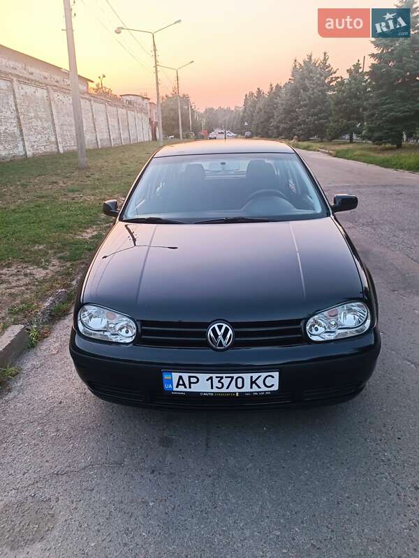 Хетчбек Volkswagen Golf 2002 в Запоріжжі