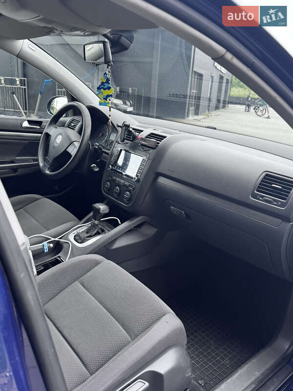 Хэтчбек Volkswagen Golf 2005 в Львове