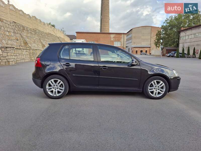 Хэтчбек Volkswagen Golf 2006 в Могилев-Подольске