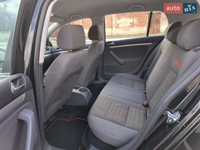 Хэтчбек Volkswagen Golf 2006 в Могилев-Подольске