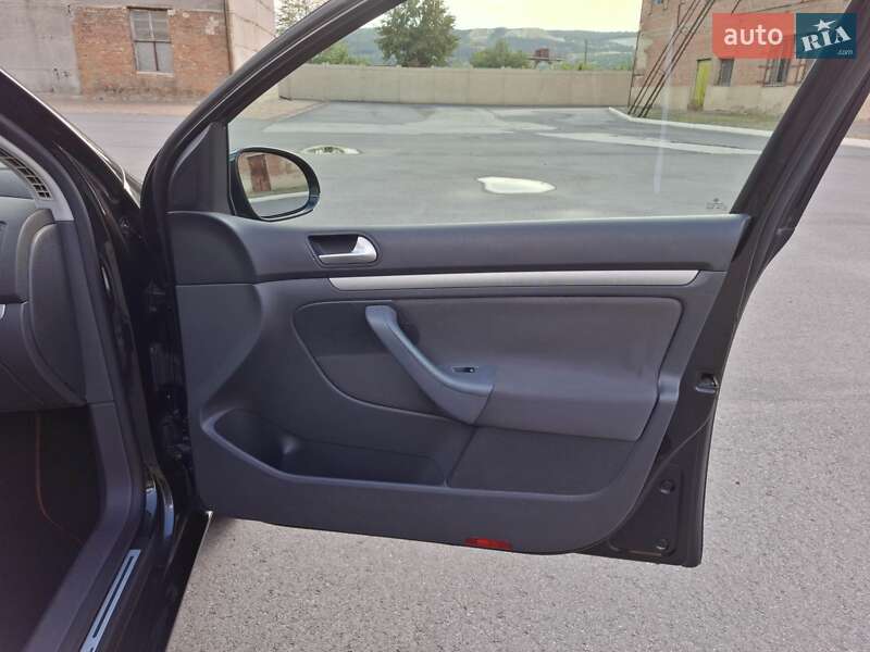 Хэтчбек Volkswagen Golf 2006 в Могилев-Подольске